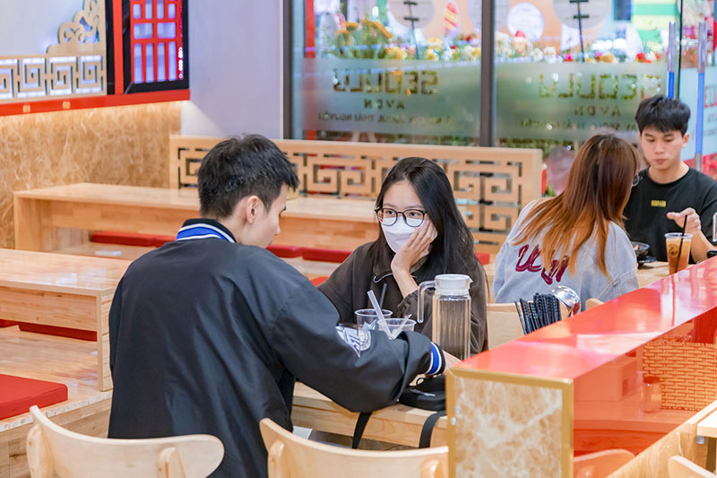 Khch hng mỳ cay Seouly