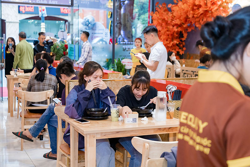 Khch hng mỳ cay Seouly